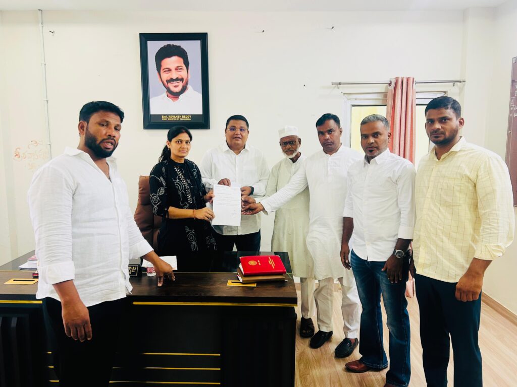 బక్రీద్ పండగకి అవసరమైన మౌలిక సదుతీయలను కల్పించండి మున్సిపల్ చైర్ పర్సన్ కి వినతి పత్రం అందజేసిన ముస్లిం సోదరులు