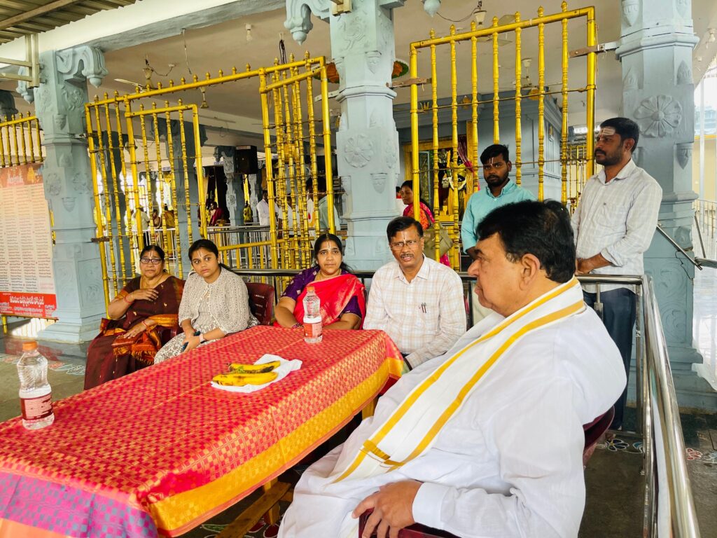 తెలంగాణ తిరుపతి లో వెంకటేశ్వర స్వామిని దర్శించుకున్న ఎమ్మెల్యే పోచారం శ్రీనివాస్ రెడ్డి అనంతరం ప్రత్యేక పూజలు నిర్వహించారు