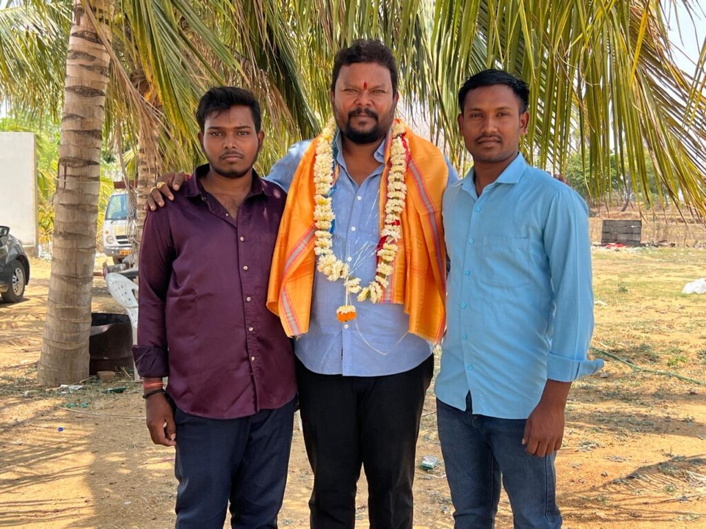 పార్టీ మండల అధ్యక్షుడిని కలిసిన సోషల్ మీడియా కో కోఆర్డినేటర్