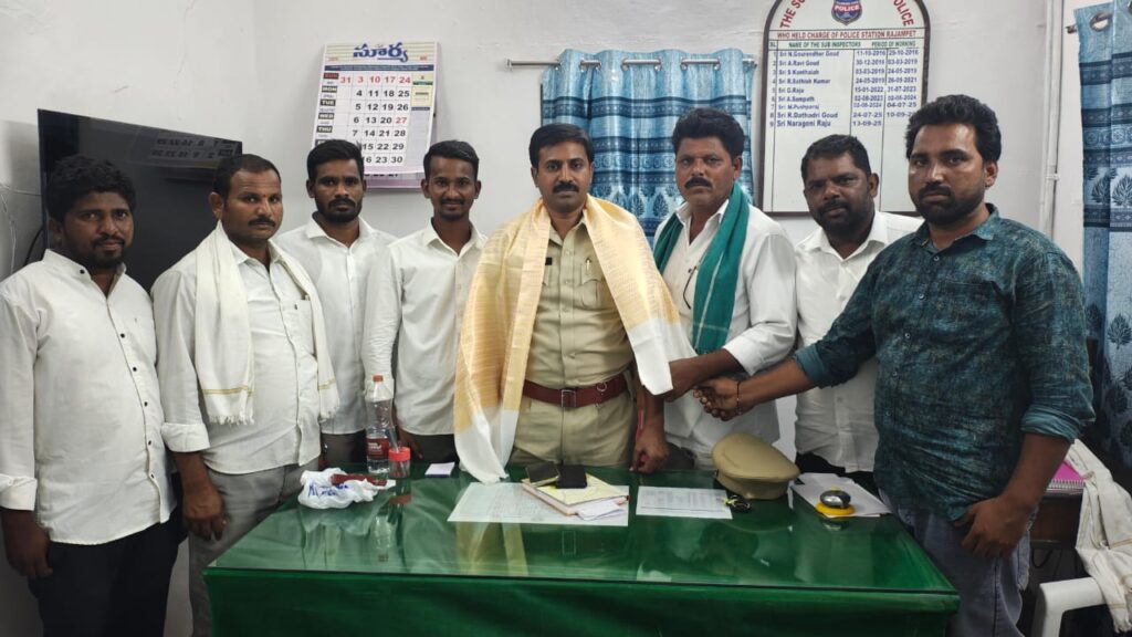 ఎస్సైగా మహేష్ బాధ్యతల స్వీకారం  సర్పంచ్‌లు, నాయకుల ఘన సత్కారరాజంపేట