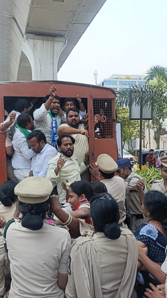 సేవాలాల్ మహారాజ్ గుడిలకు ప్రభుత్వం నిధులు మంజూరు చేయాలి.. ధర్నాకు దిగిన లంబాడీలను అరెస్ట్ చేసిన పోలీసులు
