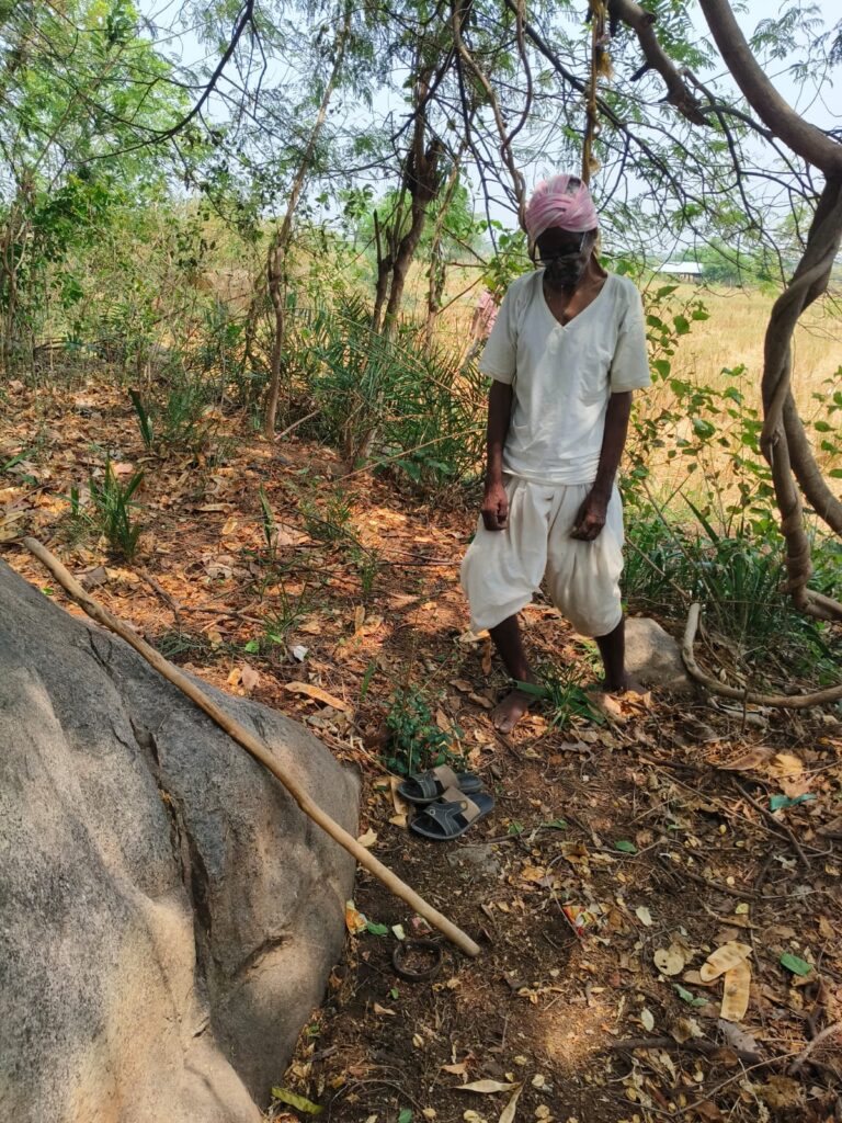 జీవితంపై విరక్తి చెంది చెట్టుకు ఉరేసుకున్న వ్యక్తి