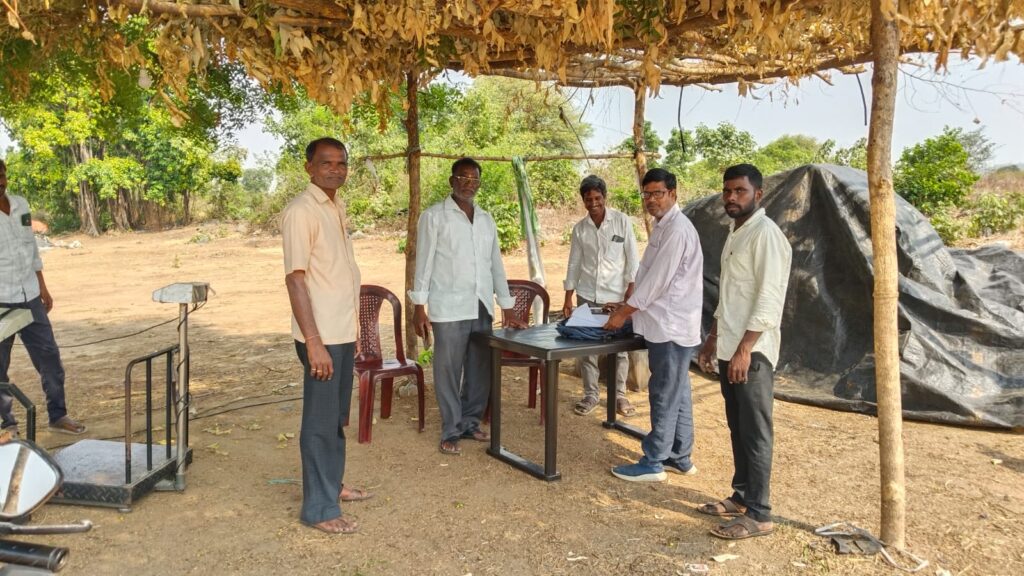 లారీల కొరతపై అధికారులతో చర్చించిన పీఏసీఎస్ అధ్యక్షుడు ఏగుల నర్సిములు