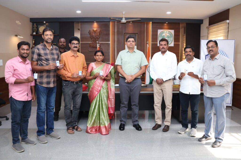 కలెక్టర్ చేతుల మీదుగా మీడియా అక్రిడిటేషన్ కార్డుల పంపిణీ  2026–2028 తొలి విడత అక్రిడిటేషన్ కార్డుల జారీ ప్రారంభం