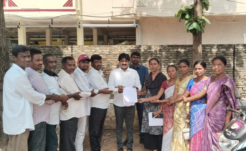 సిపిఎం సీసీలను బదిలీ చేయాలని అలంపూర్ నియోజకవర్గ శాసనసభ్యులు విజయయుడికి వినతి పత్రం