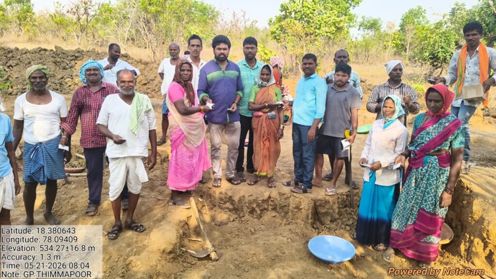 ఉపాధి కూలీలకు ఓఆర్ఎస్ పాకెట్లు పంపిణీ చేసిన సర్పంచ్