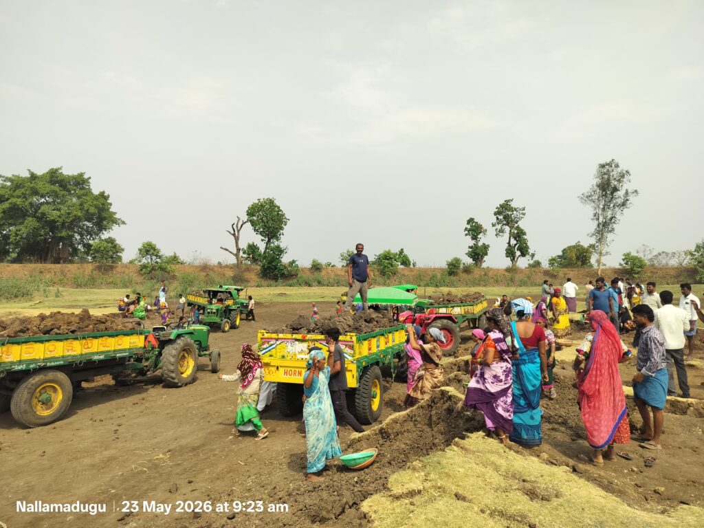 నల్ల మడుగు పెద్ద తండాలో ఉపాధి కూలీలు ఆటపాటలతో పనులు