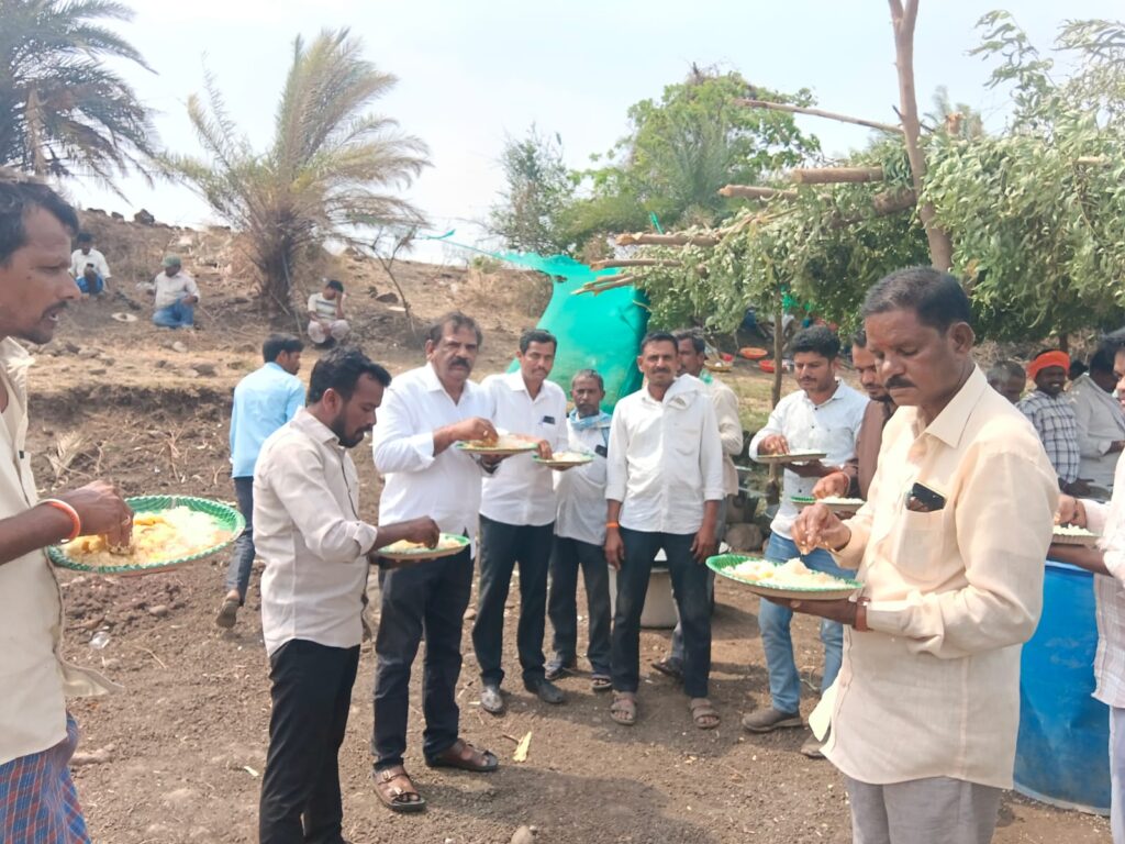 ఉపాధి కూలీలకు భోజన కార్యక్రమం సర్పంచ్ సుధాకర్ రావు