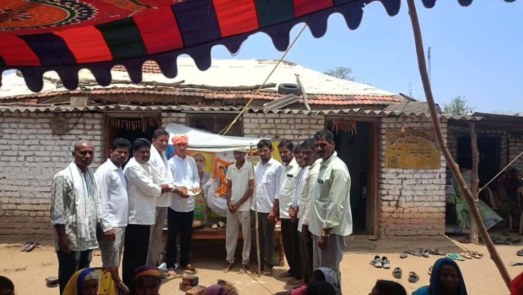బాధిత కుటుంబాన్ని పరామర్శించిన సర్పంచ్ అనిల్ నాయక్