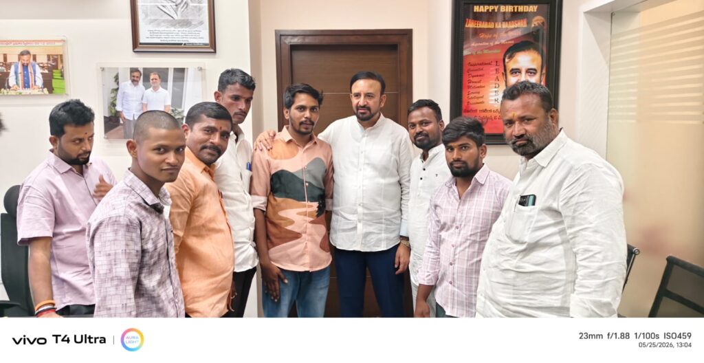 ఎమ్మెల్యే ఆధ్వర్యంలో పార్టీ కండువా పుచ్చుకున్న కార్యకర్త