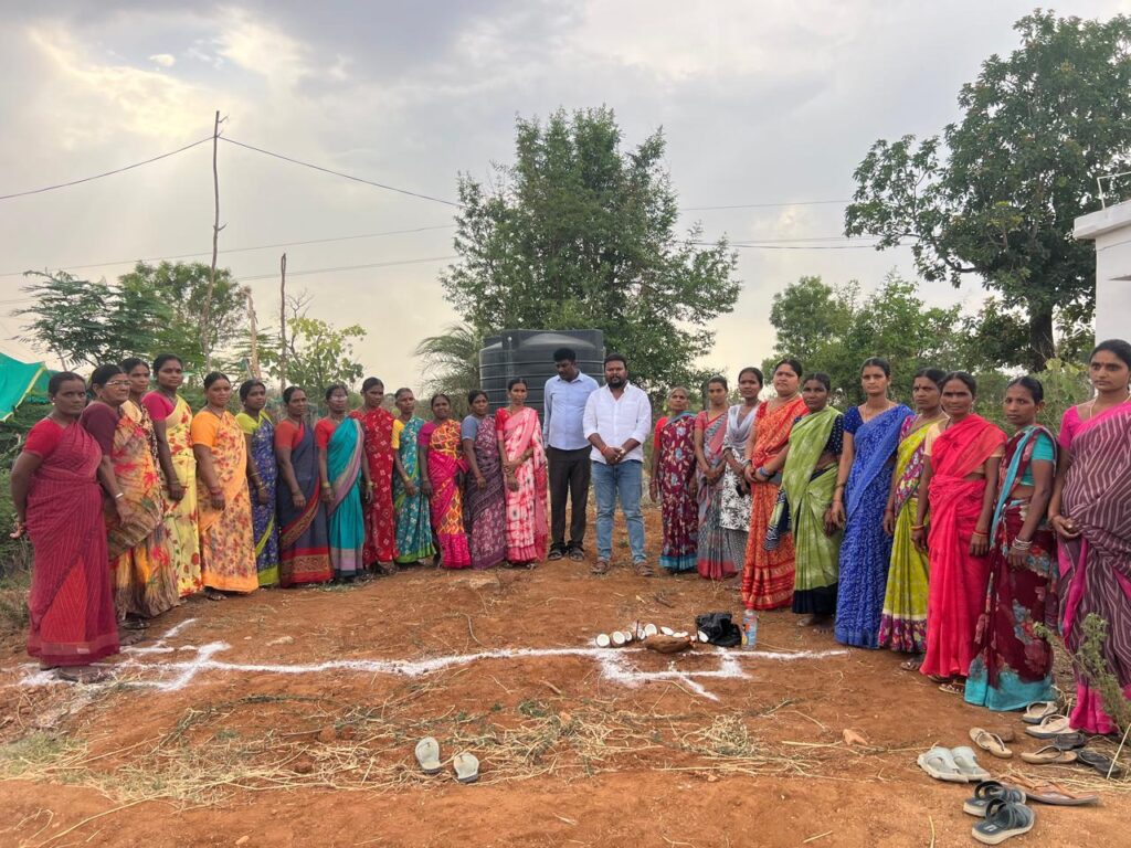 మహిళా సంఘ భవన నిర్మాణానికి <br>భూమి పూజ..