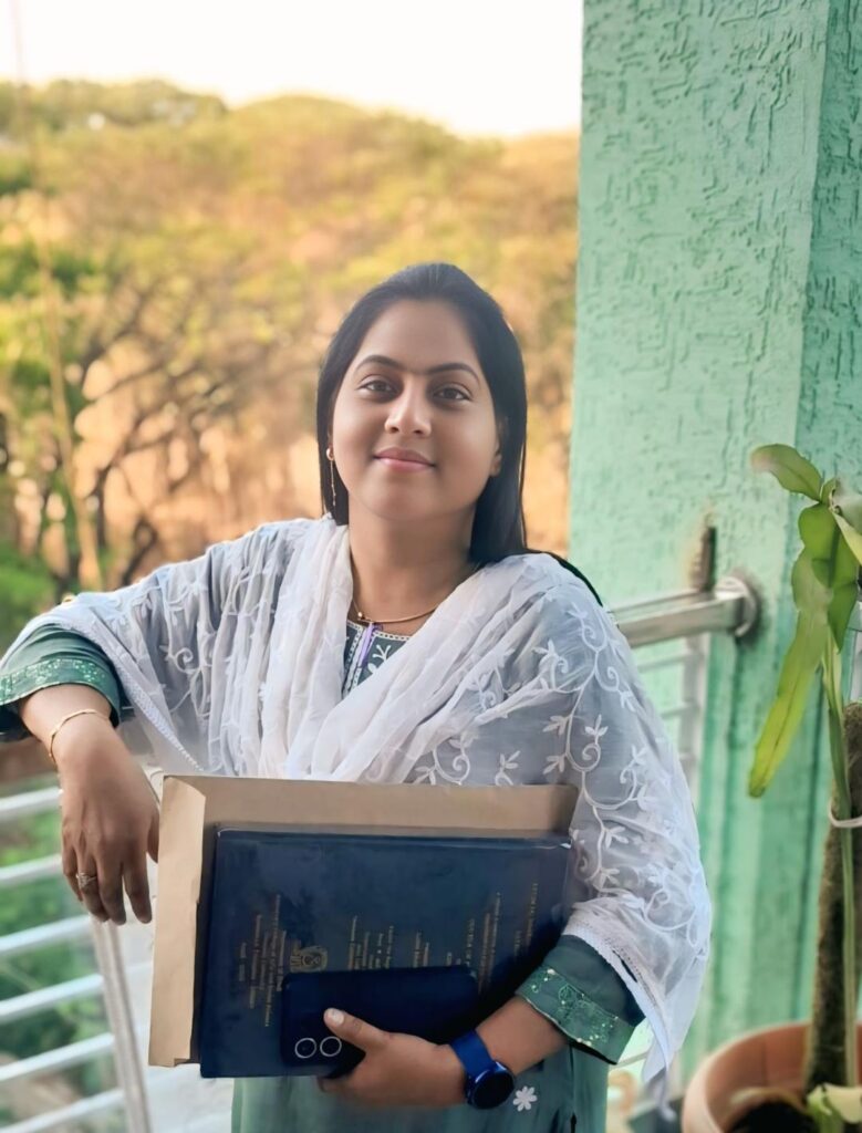 రేపని జ్యోతి శ్రీ’ కి ఓయు “డాక్టరేట్”<br><br>-మేము అనుభవించే ప్రతి సుఖం,సంతోషం వెనక కనిపించని మా తల్లిదండ్రులు చెమట చుక్కలు ఎన్నో దాగి ఉన్నాయి అని జ్యోతి శ్రీ అన్నారు.