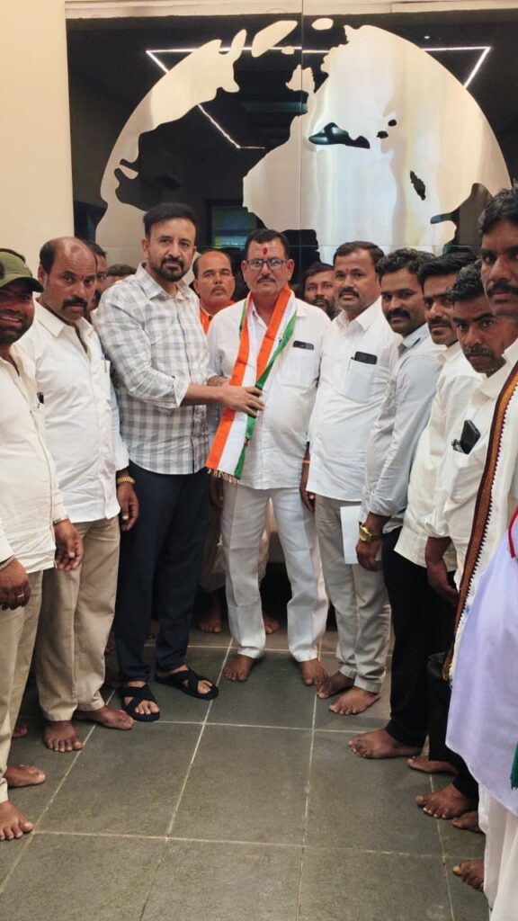 బంజారా సేవాదళ్ మండల అధ్యక్షుడు దేవీదాస్ కాంగ్రెస్ పార్టీలో చేరిక ఎమ్మెల్యే మదన్ మోహన్ సమక్షంలో కాంగ్రెస్ పార్టీలో చేరిన దేవీదాస్