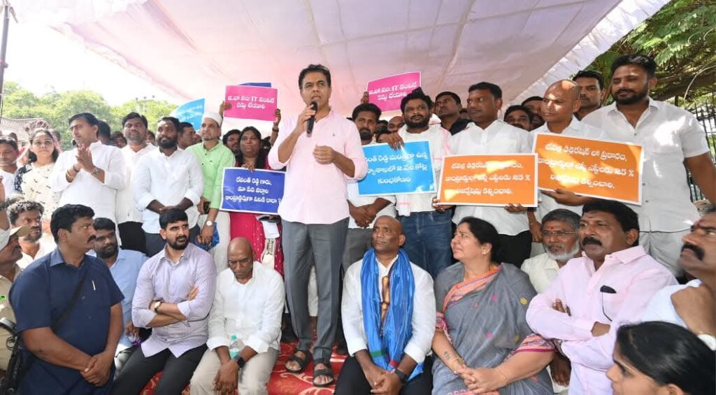 కాంగ్రెస్‌ను బొంద పెట్టడానికి ప్రజలు సిద్ధంగా ఉన్నారు <br><br>– ఇందిరా పార్కు వద్ద జరిగిన ఎస్సీ, ఎస్టీ, బీసీ, మైనార్టీ కాంట్రాక్టర్స్ అసోసియేషన్ (JAC) ఆధ్వర్యంలో ఏర్పాటు చేసిన&nbsp; మహాధర్నాలో బీఆర్ఎస్ వర్కింగ్ ప్రెసిడెంట్ కేటీఆర్