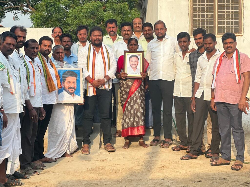 ఇందిరమ్మ గృహప్రవేశాల కార్యక్రమంలో పాల్గొన్న మండల అధ్యక్షులు సాయిరాం యాదవ్ టీం