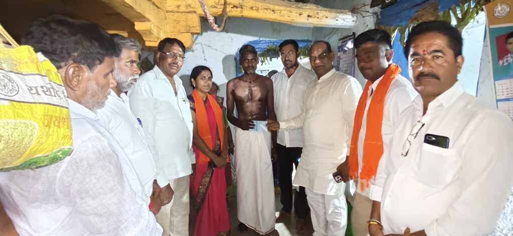బాధితుడికి ఆర్థిక సహాయం పైడి ఎల్లారెడ్డి