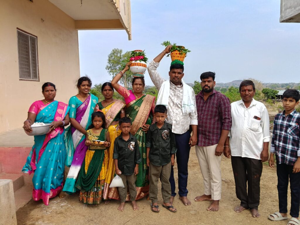 భూంపల్లి గ్రామంలో గ్రామదేవతలకు&nbsp; బోనాలు.<br>భక్తిశ్రద్ధలతో అమ్మవారికి నైవేద్యాలు సమర్పించిన గ్రామస్తులు. భూంపల్లి గ్రామంలో పండుగ వాతావరణం నెలకొంది