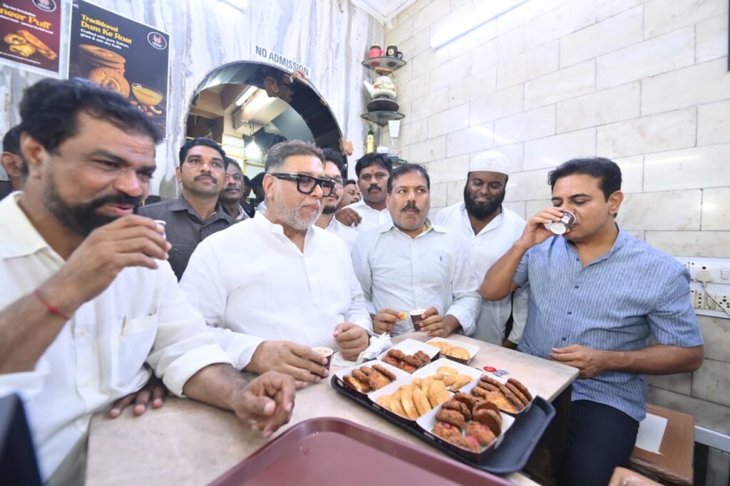 చార్మినార్ చెంత కేటీఆర్ సందడి..*<br>నిమ్రా కేఫ్‌లో ఇరానీ చాయ్, ఉస్మానియా బిస్కెట్ల రుచి చూసిన బీఆర్ఎస్ వర్కింగ్ ప్రెసిడెంట్ కేటీఆర్<br>