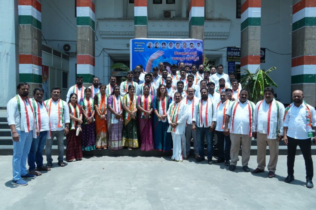 గాంధీభవన్లో షబ్బీర్ అలీ పై కామారెడ్డి నేతల ఫిర్యాదు*<br> <br>*పార్టీ బలోపేతం కాకుండా అడ్డుకుంటున్నారని ఆరోపణలు*<br><br>*మున్సిపల్ ఎన్నికల్లో అక్రమాలకు పాల్పడ్డారని&nbsp; మల్లు రవికి ఫిర్యాదు*<br><br> *కామారెడ్డి లో కాంగ్రెస్ నీ బ్రతికించాలని విన్నపించిన నాయకులు*<br><br>*సానుకూలంగా స్పందించిన క్రమశిక్షణ చైర్మన్ మల్లురవి*<br><br>*కామారెడ్డి ఘటనపై విచారణ జరుపుతానని మల్లు రవి హామీ*
