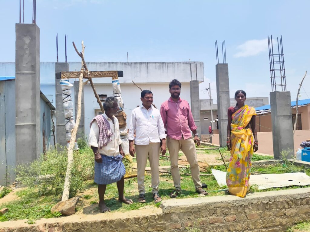 ఇందిరమ్మ గృహాలను పర్యవేక్షించిన సర్పంచ్