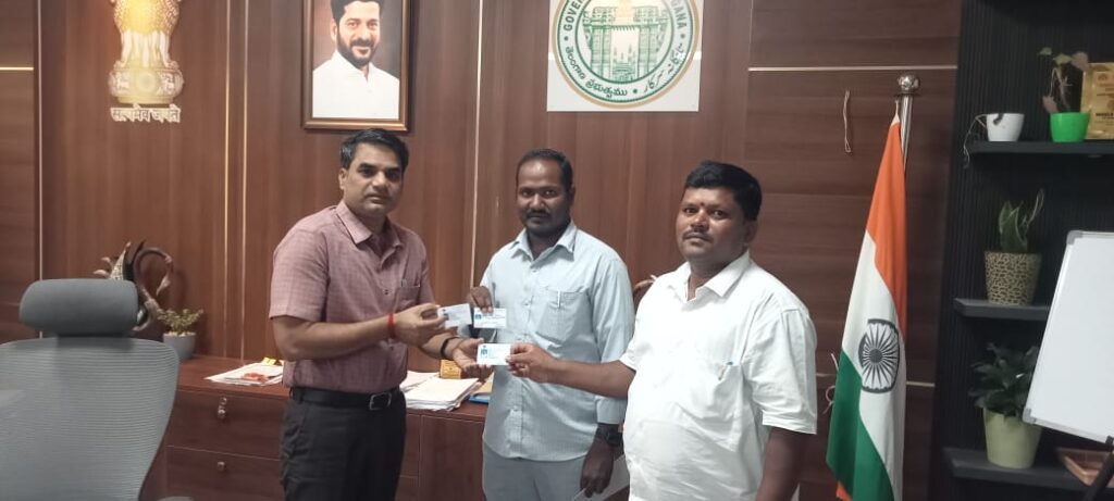 అడిషనల్ కలెక్టర్ రెడ్ క్రాస్ సొసైటీ సభ్యత కార్డుల అందజేత