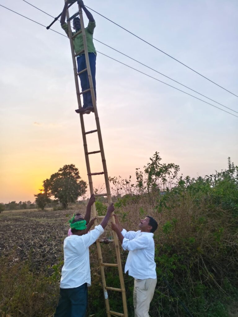 ప్రమాదకరంగా ఉన్న వైర్లను బాగు చేయాలని సర్పంచ్ ఫోన్ చేయగ. వెంటనే స్పందించిన అధికారులు.