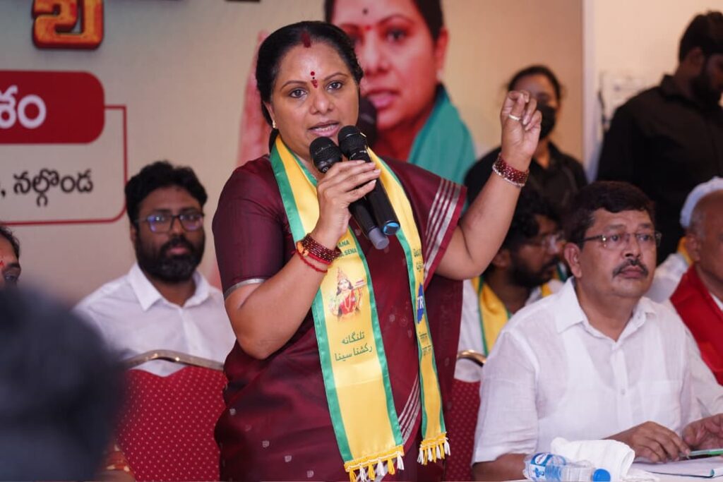 నల్గొండ జిల్లా హోటల్ మనోరమాలో తెలంగాణ రక్షణ సేన అధ్యర్యంలో నిర్వహించిన తెలంగాణ రైతు సమస్యలపై నిర్వహించిన రౌండ్ టేబుల్ సమావేశంలో పాల్గొన్న టీఆర్ఎస్ చీఫ్ కల్వకుంట్ల కవిత.<br>
