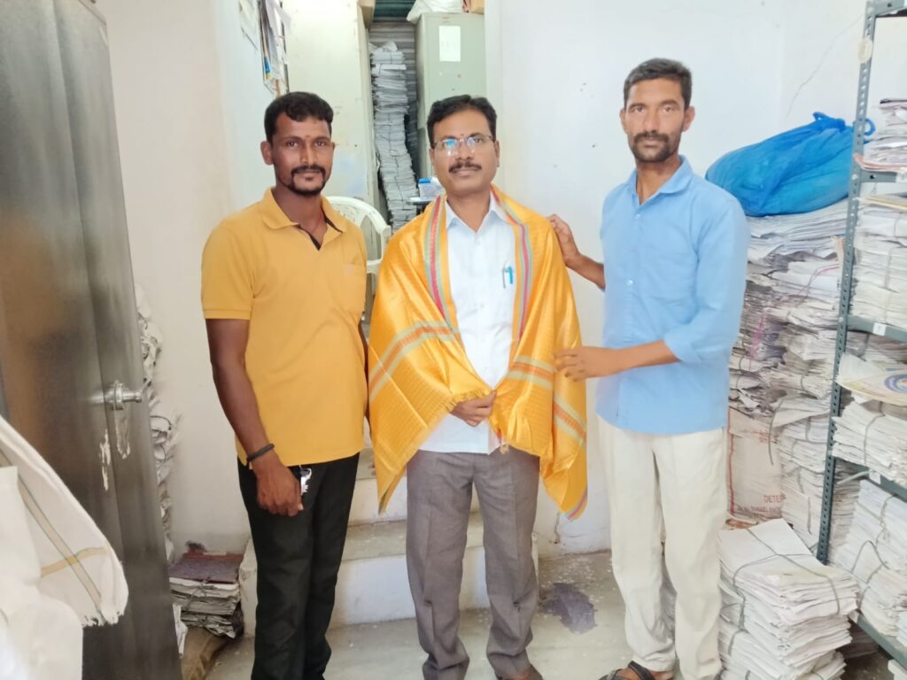 నకిలీ లేబర్ కార్డులు లేకుండా&nbsp; చర్యలు చేపట్టాలి మధ్యవర్తులపై చట్టపరంగా శిక్షించాలి అని కార్మికుల డిమాండ్