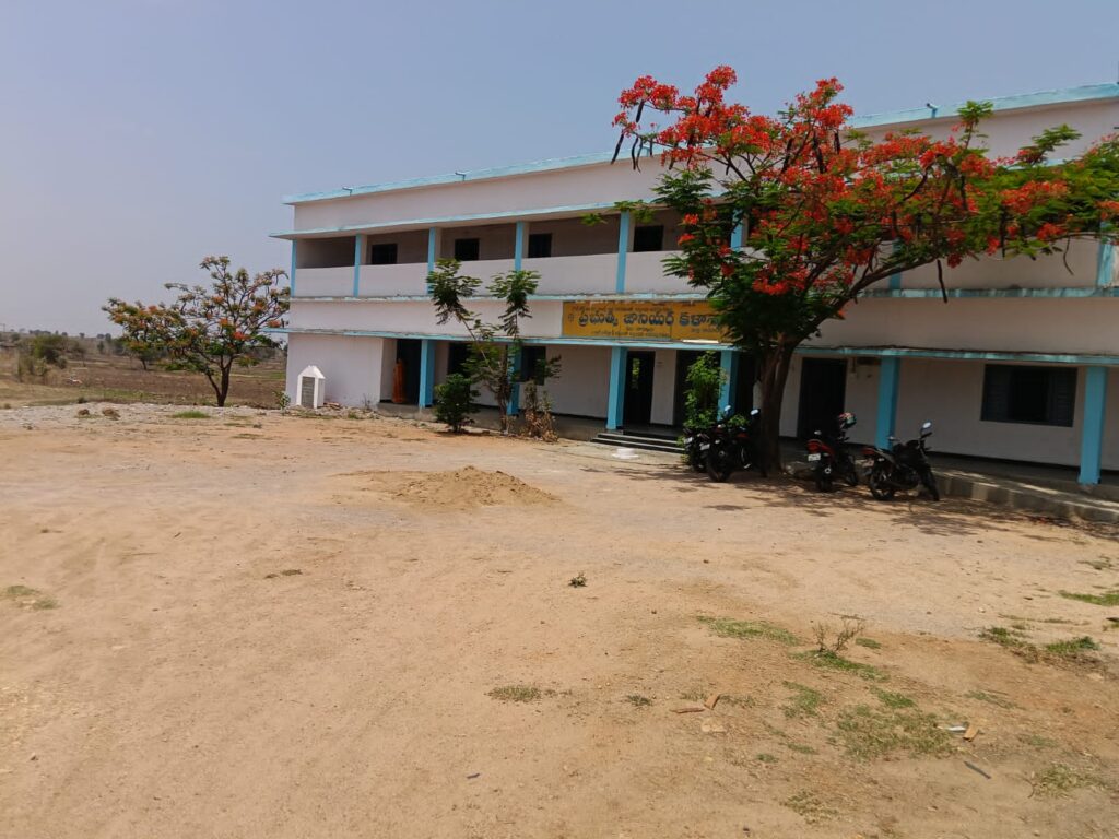 ఆ ప్రభుత్వ జూనియర్ కళాశాలపై చిన్నచూపు చూస్తున్న తెలంగాణ ప్రభుత్వం.&nbsp; ఆ కళాశాల అంటే ప్రభుత్వానికి ఎందుకంత చులకన.&nbsp;&nbsp; విష పురుగులు వచ్చిన చోద్యం చూస్తున్న విద్యా శాఖ అధికారులు. ఆర్టీసీ అధికారులపై ఆగ్రహం వ్యక్తం చేస్తున్న విద్యార్థులు.<br>