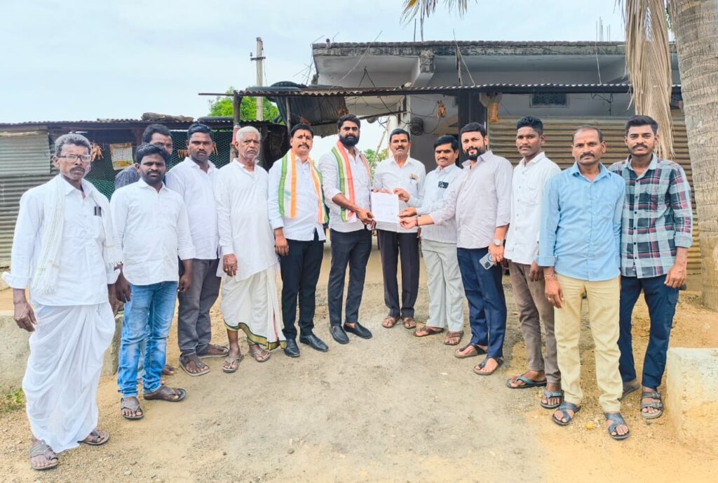 అనారోగ్యంతో బాధపడుతున్న చిన్నారికి రూ.5 లక్షల LOC… మల్లికార్జున్ చొరవతో వెంటనే స్పందించిన ఎమ్మెల్యే తోట లక్ష్మీకాంతరావు<br><br>మాజీ సర్పంచ్ శ్రీధర్ కుటుంబానికి రూ.5 లక్షల LOC అందజేత…