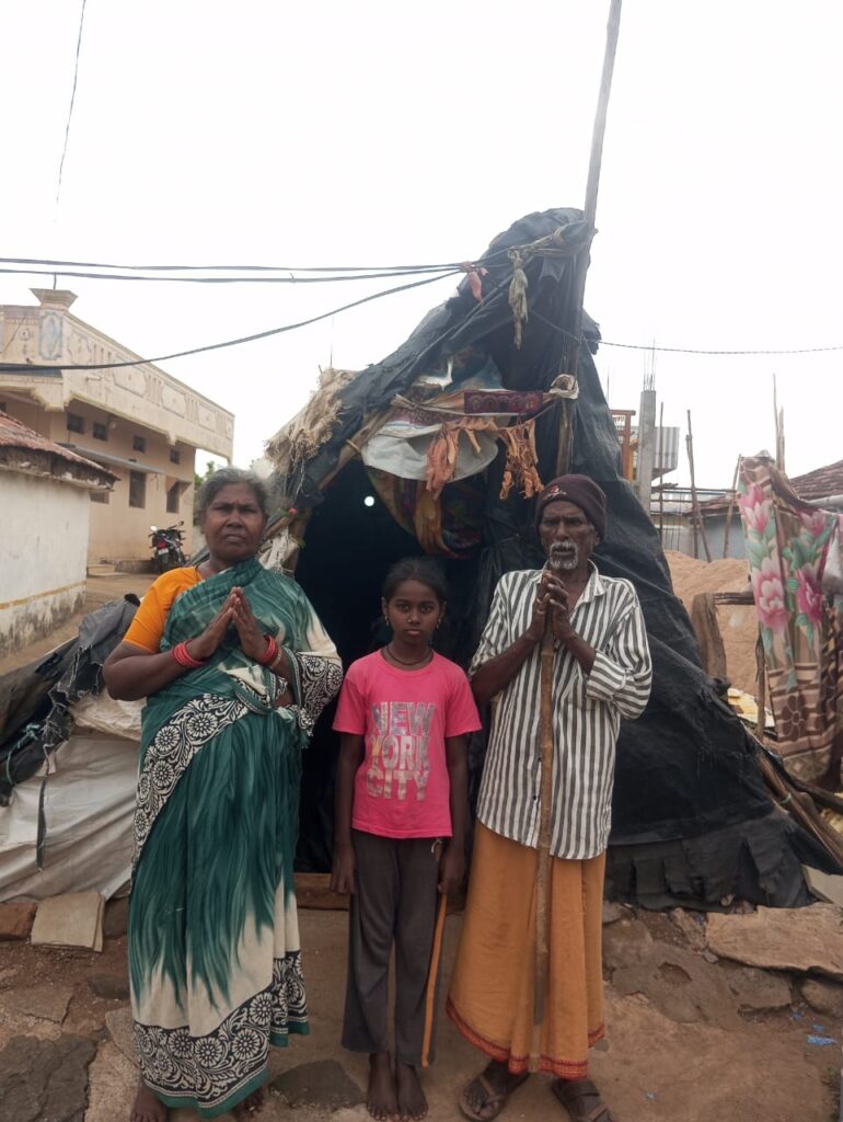 ఇందిరమ్మ ఇల్లు మంజూరు చేయండి మహాప్రభో. తలదాచుకునేందుకు నీడ లేదు.ఆ వృద్ధ దంపతులను ఆదుకునేది ఎవరు. ప్రభుత్వాన్ని ఆ వృద్ధ దంపతులు వేడుక