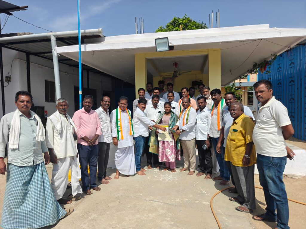 ఉత్తమ ప్రతిభ కనబరిచిన బాలికకు సన్మానించిన కాంగ్రెస్ పార్టీ నాయకులు