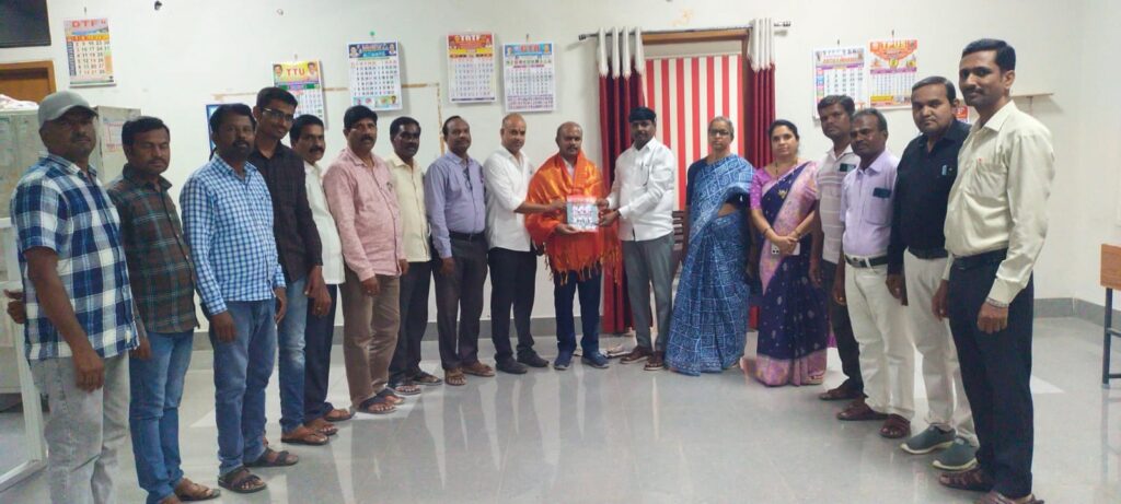 మల్లికార్జున్ ను మర్యాదపూర్వకంగా కలిసి వారికి శుభాకాంక్షలు తెలియజేసి సన్మానించిన కామారెడ్డి జిల్లా టిపిటిఎఫ్ శ్రేణులు&nbsp;&nbsp;&nbsp;&nbsp;&nbsp;&nbsp;&nbsp;&nbsp;&nbsp;&nbsp;&nbsp;&nbsp;&nbsp;&nbsp;&nbsp;&nbsp;&nbsp;&nbsp;&nbsp;&nbsp;&nbsp;&nbsp;&nbsp;&nbsp;&nbsp;&nbsp;&nbsp;&nbsp;&nbsp;&nbsp;