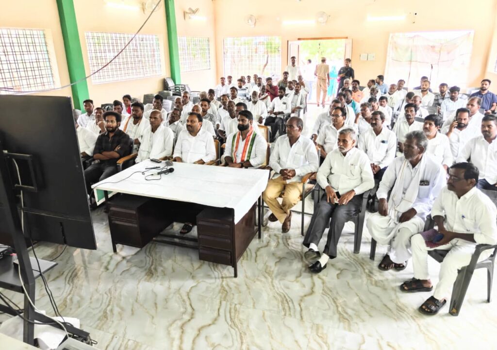 రైతులతో కలిసి రాష్ట్రవ్యాప్త రైతు భరోసా పంపిణీ కార్యక్రమాన్ని వీక్షించిన ఎమ్మెల్యే తోట లక్ష్మీకాంతరావు – డీసీసీ అధ్యక్షులు ఏలే మల్లికార్జున్.. రైతు సంక్షేమమే కాంగ్రెస్ ప్రభుత్వ ప్రధాన ధ్యేయమని వెల్లడి.