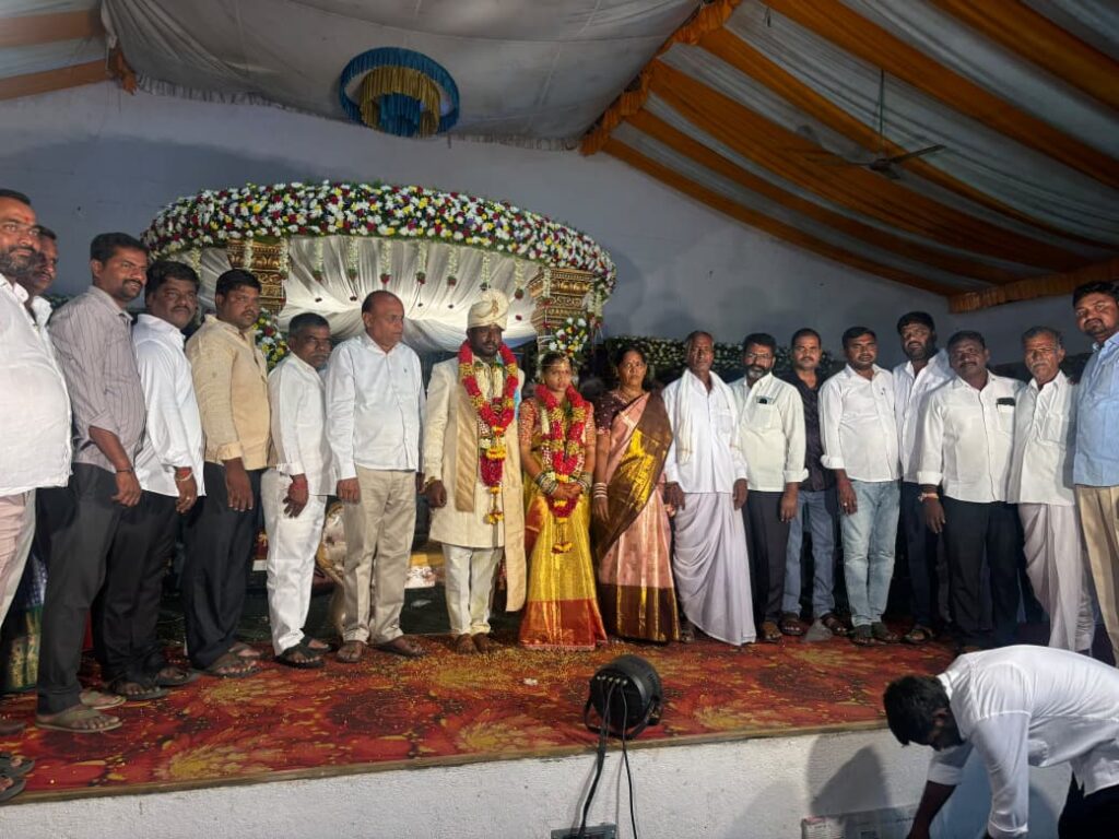 నూతన వధూవరులను ఆశీర్వదించిన మాజీ జెడ్పిటిసి తానాజీ రావు