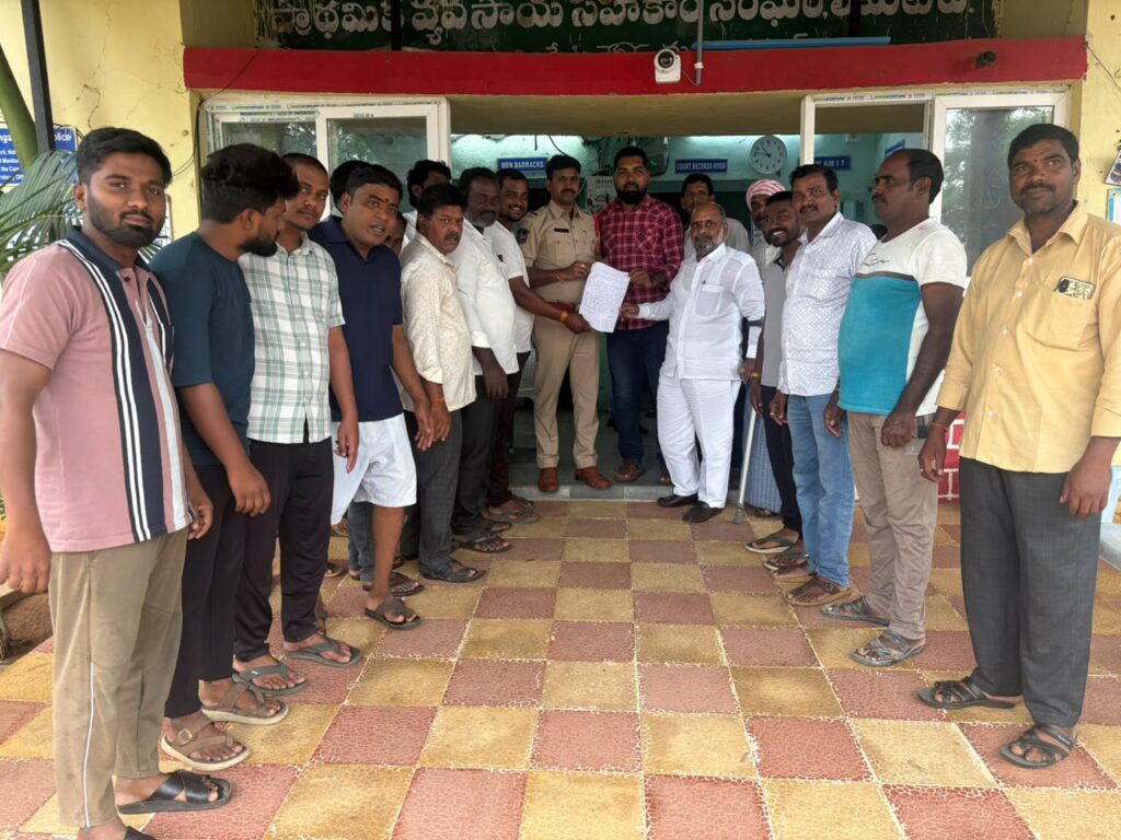 అనుచిత పోస్టులపై ఫిర్యాదు