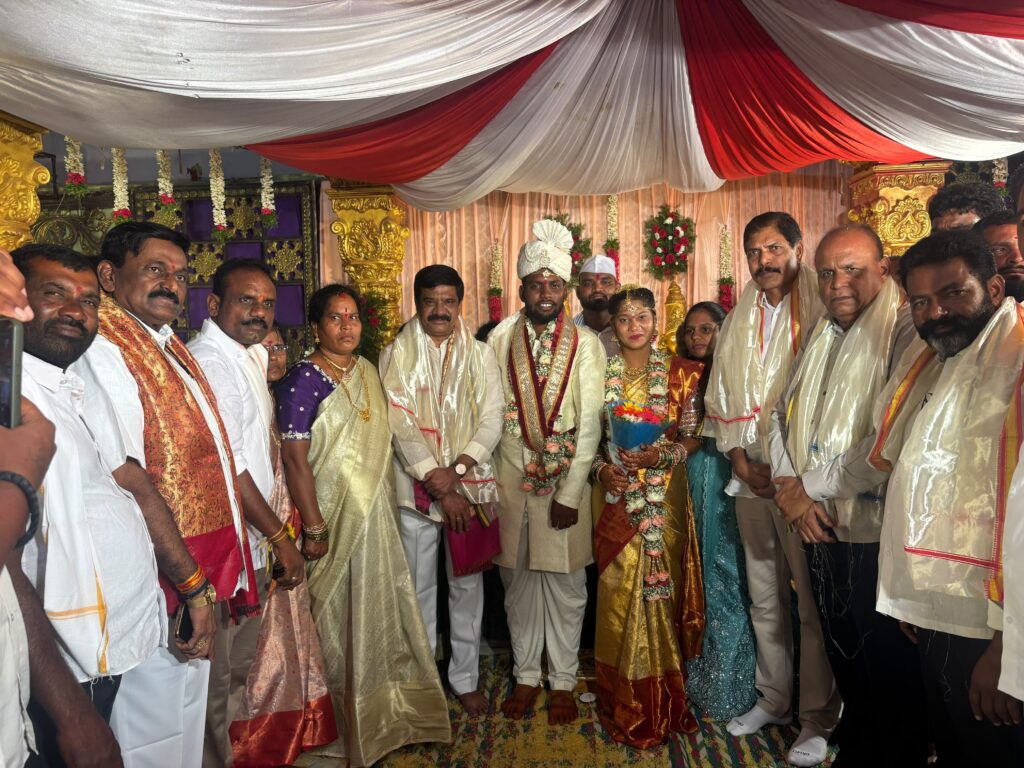 నూతన వధూవరులను ఆశీర్వదించిన బి ఆర్ ఎస్ పార్టీ మాజీ ఎమ్మెల్యేలు.