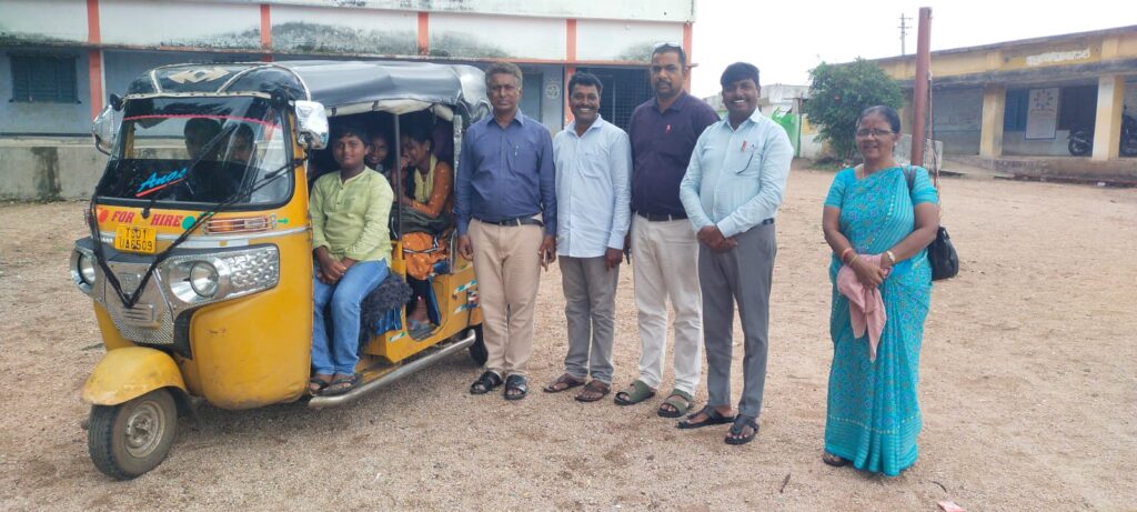 విద్యార్థినులకు ఆటో ఏర్పాటు చేసిన ప్రధానోపాధ్యాయులు లోకేశ్వర్