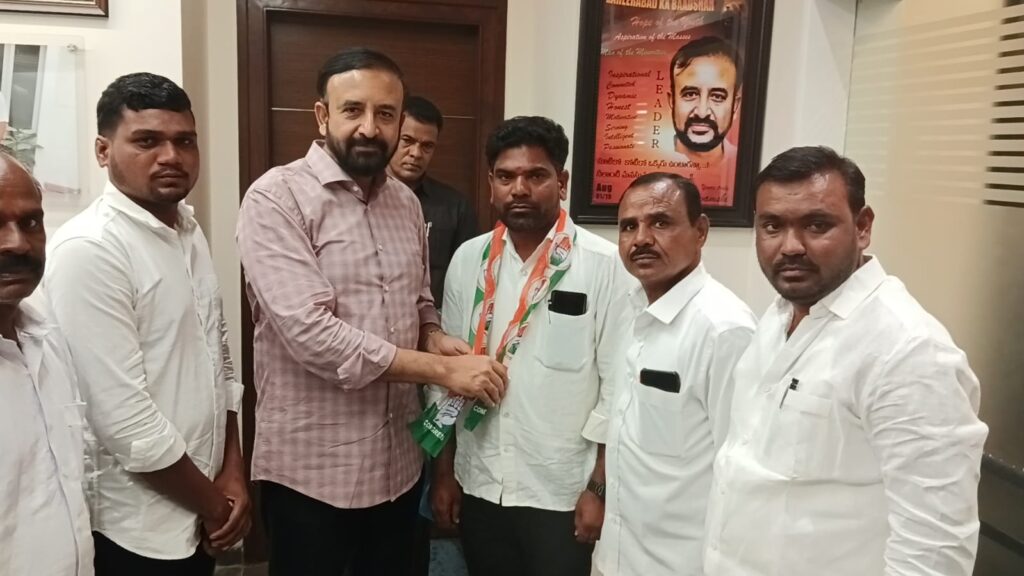 ఎమ్మెల్యే మదన్ మోహన్ ఆధ్వర్యంలో కాంగ్రెస్ పార్టీలో చేరిన భూంపల్లి గ్రామ సర్పంచ్, గైని శ్రీనివాస్ వార్డు సభ్యుడు. బండ శీను