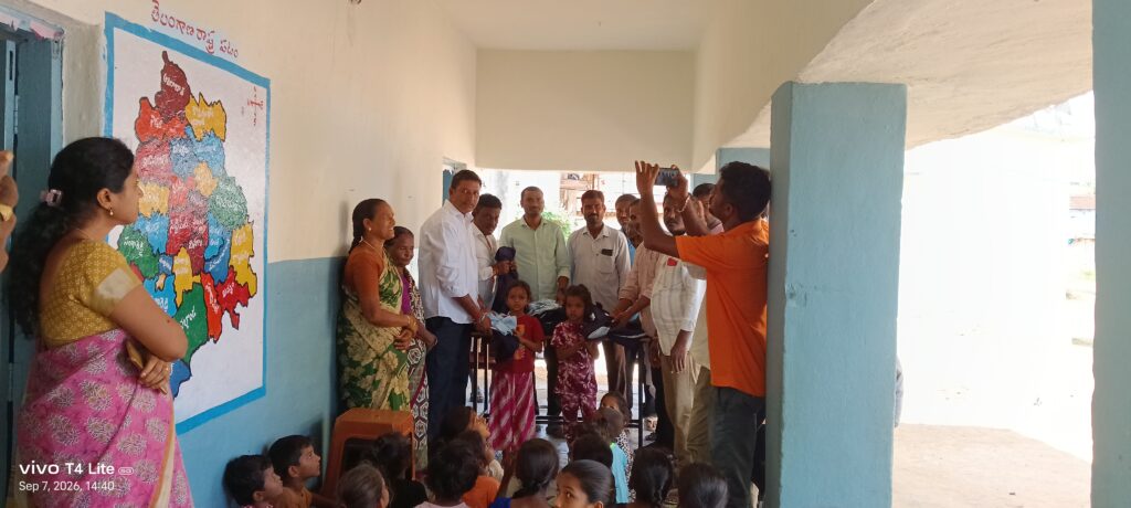రామలక్ష్మణ పల్లి గ్రామంలో స్కూల్ విద్యార్థులకు దుస్తుల పంపిణీ