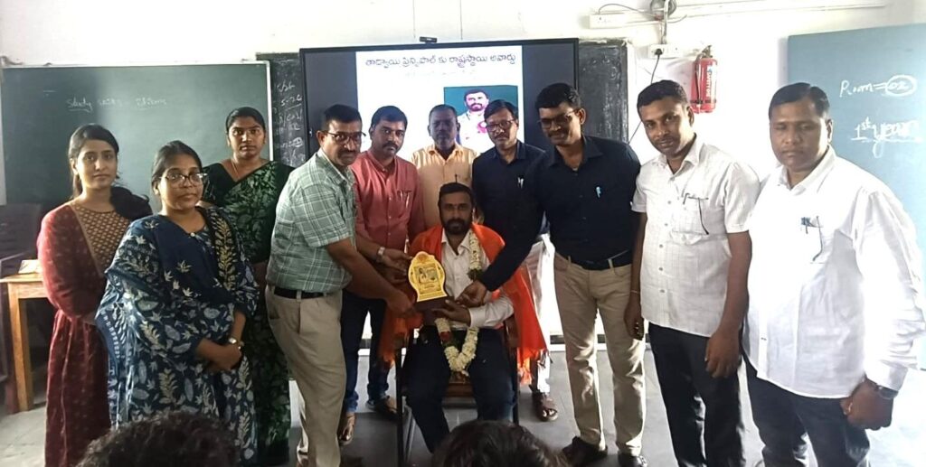 రాష్ట్రస్థాయి లో తాడ్వాయి జూనియర్ కళాశాల ఉత్తమ  ప్రిన్సిపల్ అవార్డు అందుకున్న టి శ్రీనివాస్ రావు సన్మానించిన. తాడ్వాయి  జూనియర్ కళాశాల బృందం.