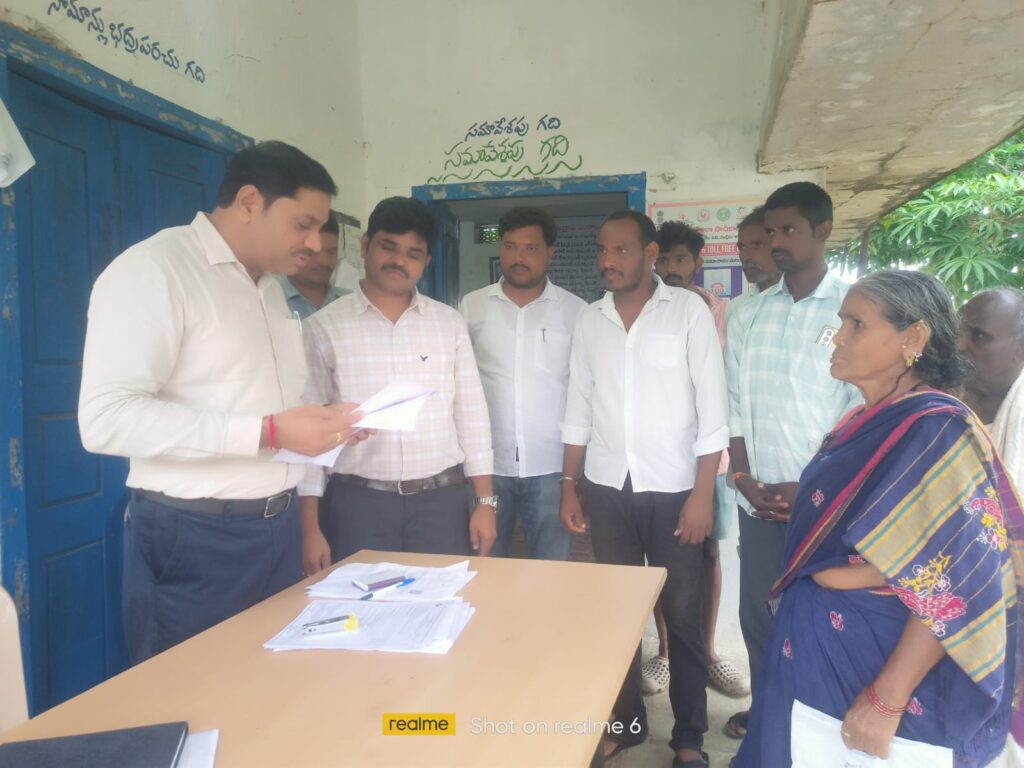 నల్లమడుగు గ్రామంలో SIR ప్రక్రియను పరిశీలించిన ఆర్‌డీఓ, ఎంఆర్‌వో